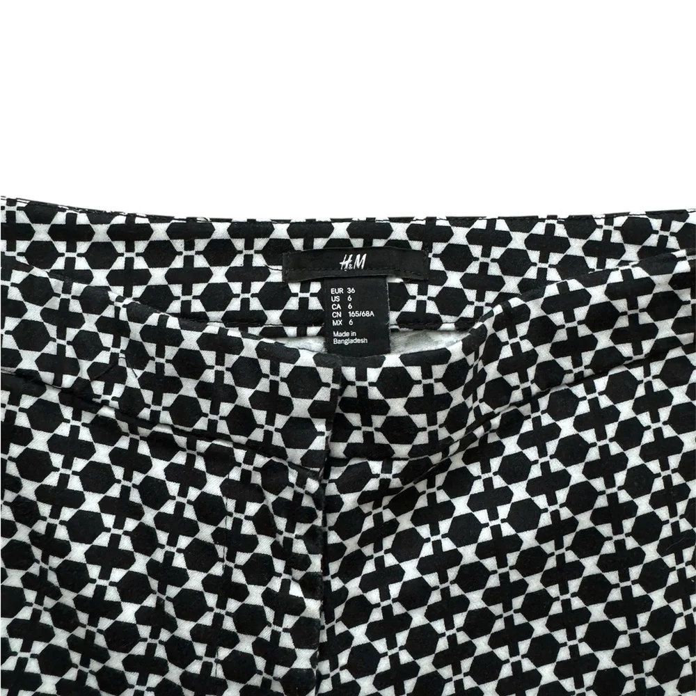 H&M Black and White Geometric Shorts size 6